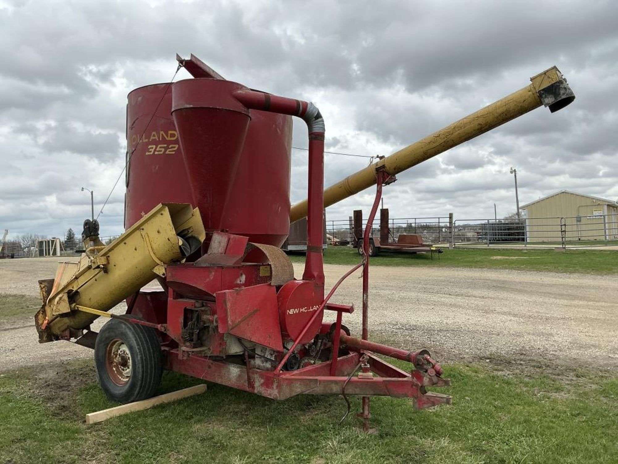 New Holland 352 Equipment Image0
