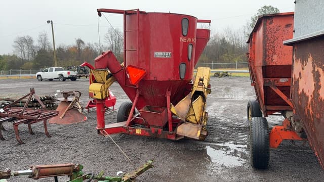 Image of New Holland 352 equipment image 4