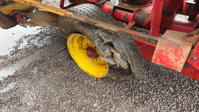 Image of New Holland 352 equipment image 2