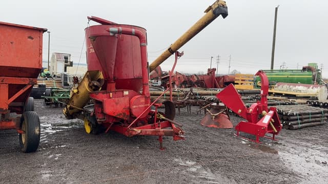 Image of New Holland 352 equipment image 1