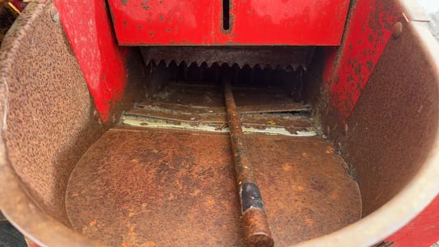 Image of New Holland 352 equipment image 3