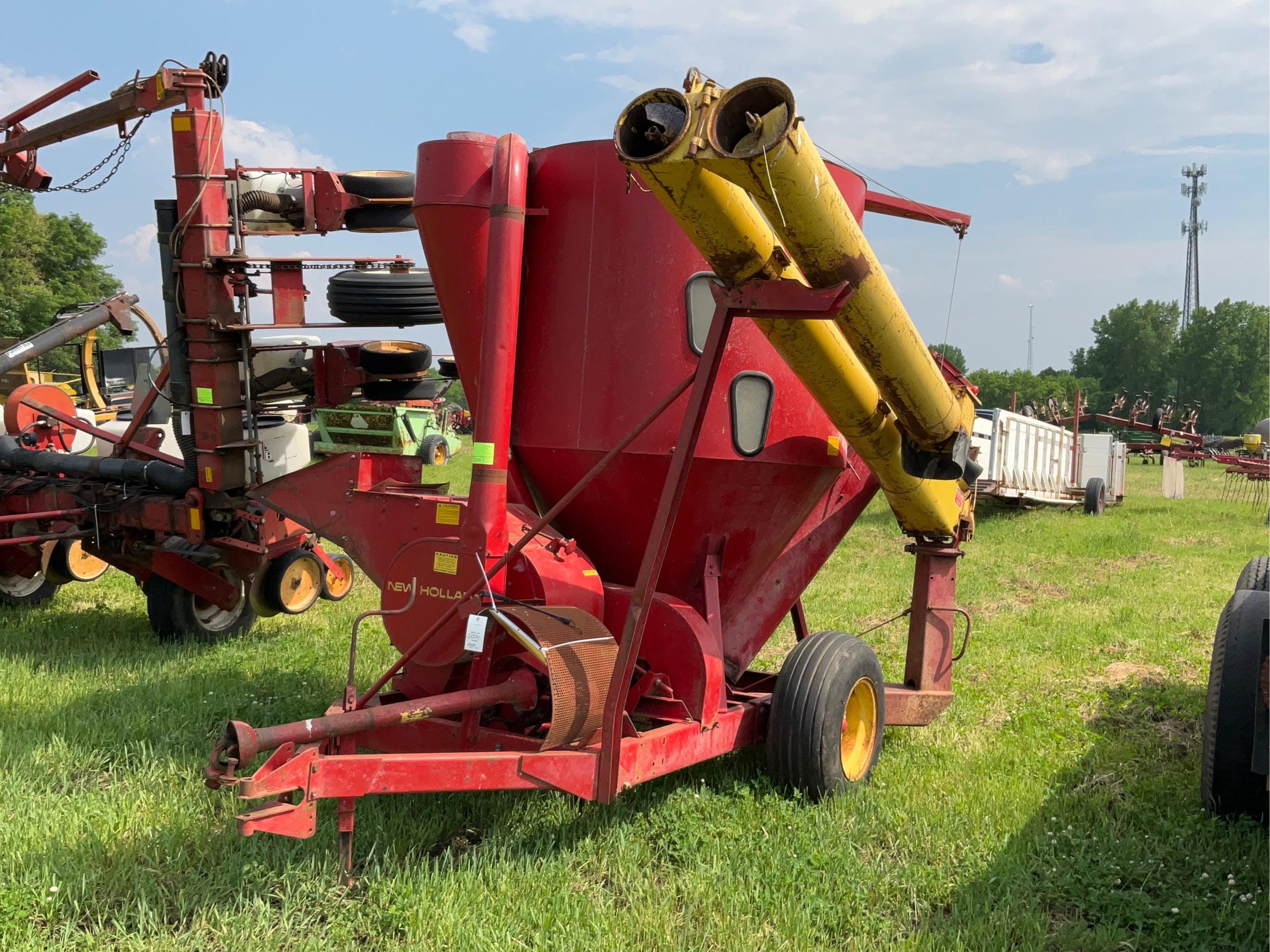 Main image New Holland 352