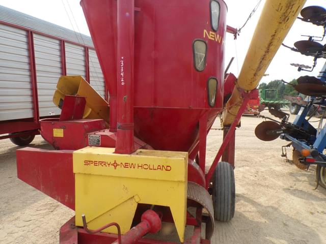 Image of New Holland 353 equipment image 2