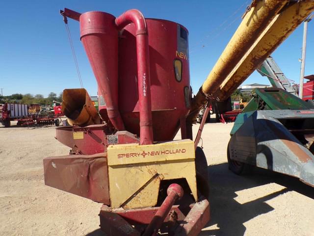 Image of New Holland 353 equipment image 2