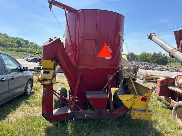 Image of New Holland 353 equipment image 4