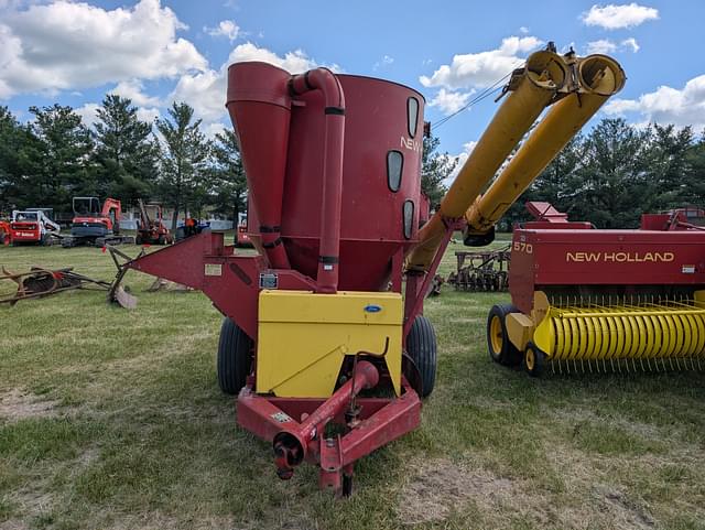 Image of New Holland 353 equipment image 4