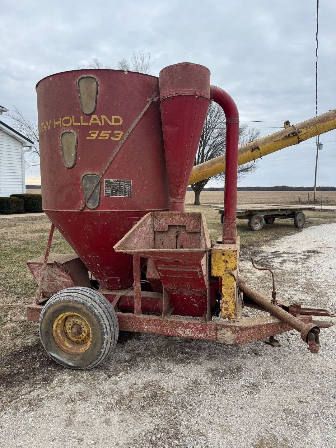 Image of New Holland 353 Image 0