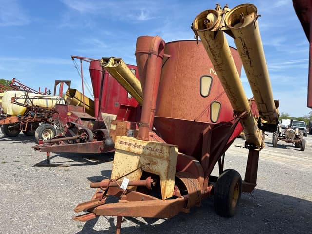 Image of New Holland 353 equipment image 2