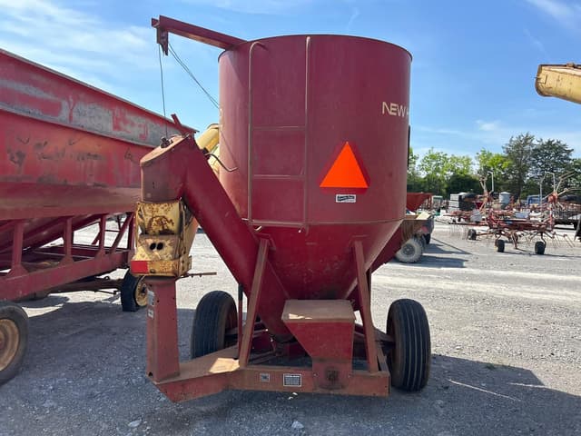 Image of New Holland 353 equipment image 4