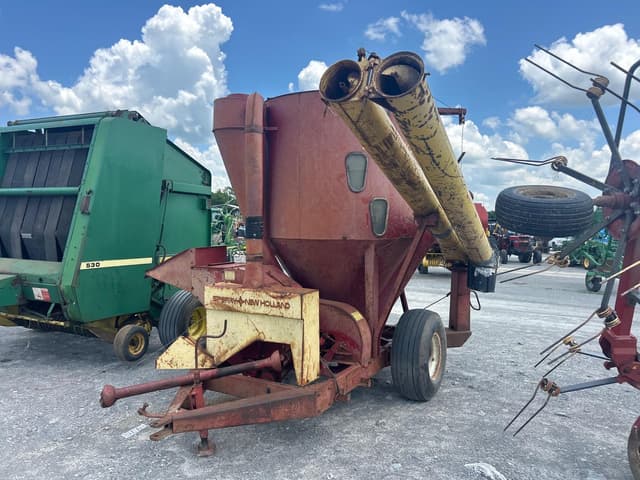 Image of New Holland 353 equipment image 2