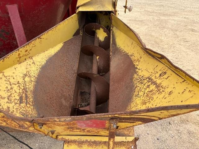 Image of New Holland 353 equipment image 3