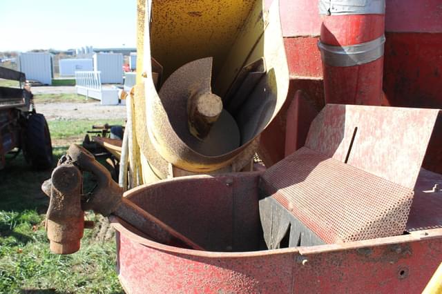 Image of New Holland 354 equipment image 1