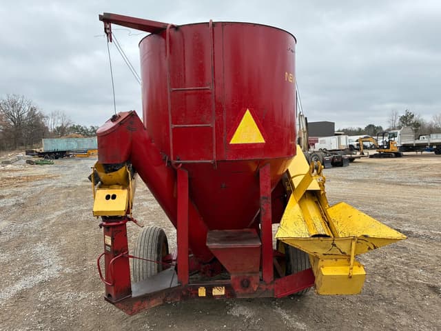 Image of New Holland 354 equipment image 4