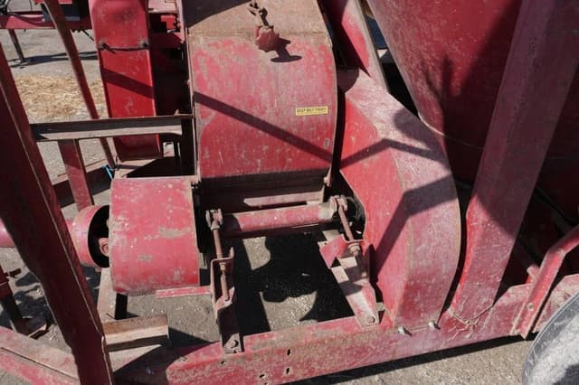 Image of New Holland 354 equipment image 4