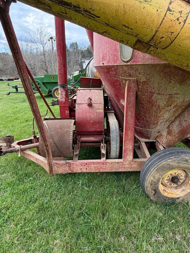 Image of New Holland 354 equipment image 3