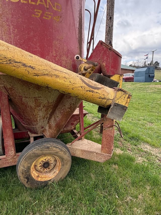 Image of New Holland 354 equipment image 4