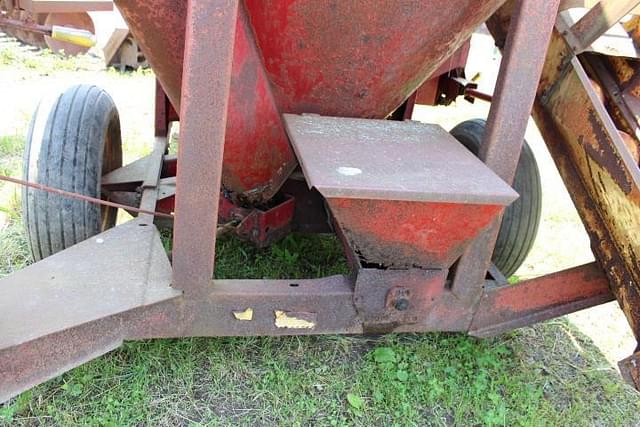 Image of New Holland 354 equipment image 3