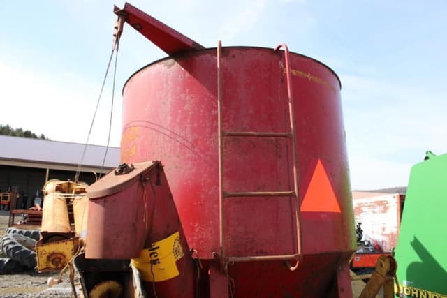 Image of New Holland 354 equipment image 4