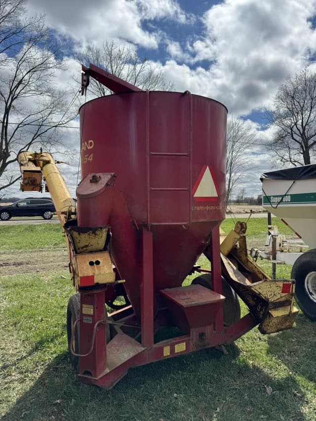 Image of New Holland 354 equipment image 4