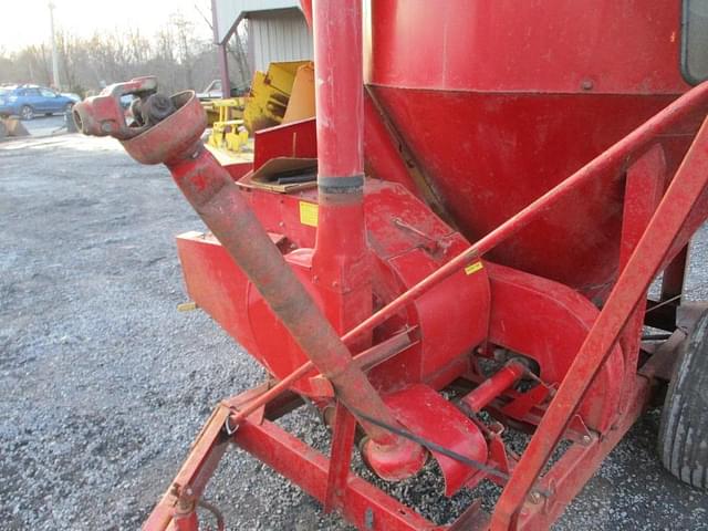 Image of New Holland 354 equipment image 2