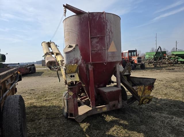 Image of New Holland 354 equipment image 3