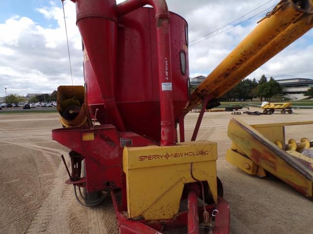 Image of New Holland 358 equipment image 2