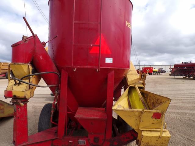 Image of New Holland 358 equipment image 4