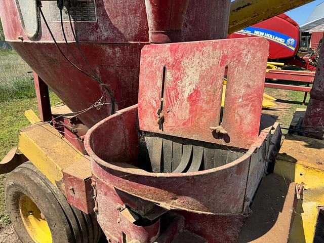 Image of New Holland 355 equipment image 2