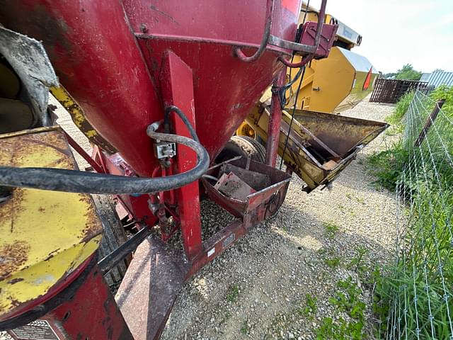 Image of New Holland 355 equipment image 3