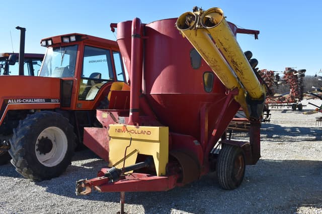 Image of New Holland 355 equipment image 2