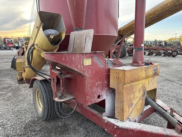Image of New Holland 355 equipment image 4