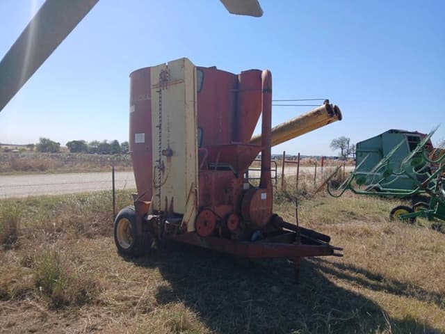 Image of New Holland 357 equipment image 2