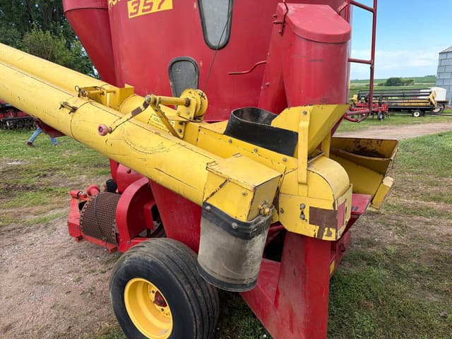 Image of New Holland 357 equipment image 4