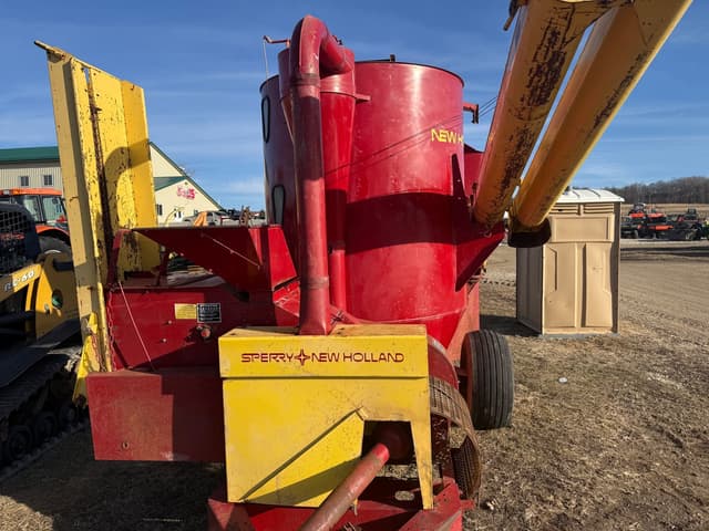 Image of New Holland 358 equipment image 3