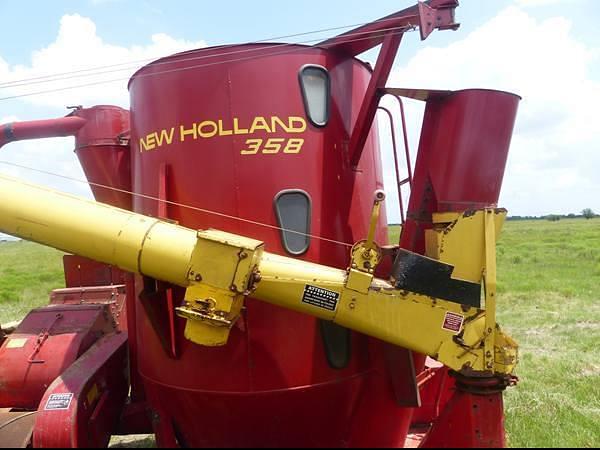 Image of New Holland 358 equipment image 4