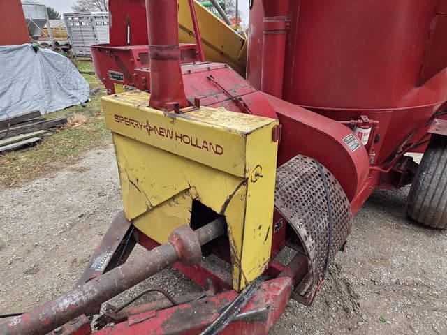 Image of New Holland 358 equipment image 2