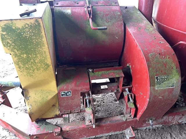 Image of New Holland 358 equipment image 4