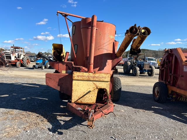 Image of New Holland 358 equipment image 2