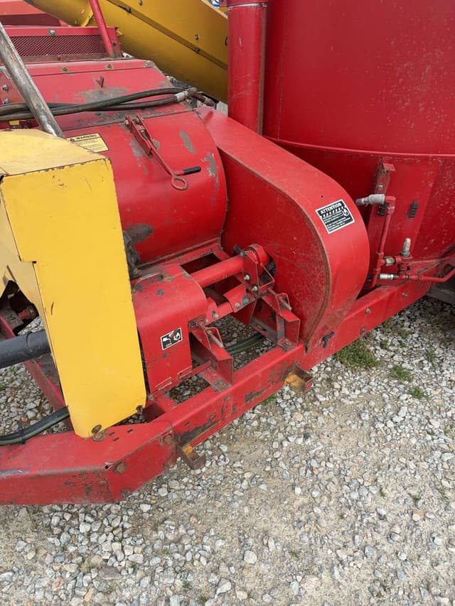 Image of New Holland 358 equipment image 3