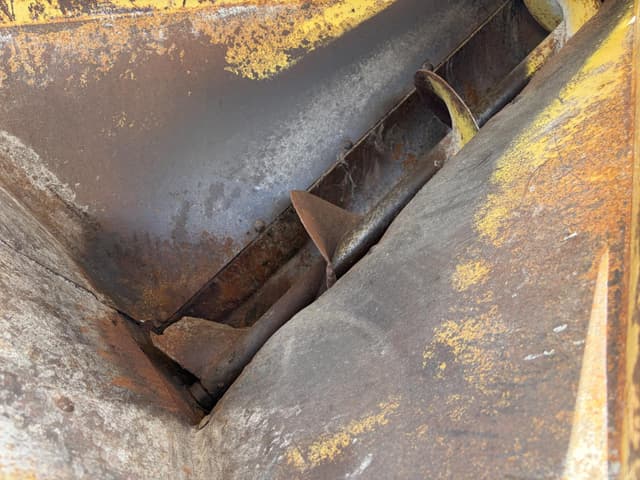 Image of New Holland 358 equipment image 4
