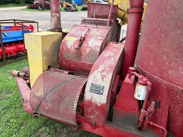 Image of New Holland 358 equipment image 3