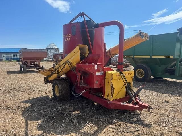Image of New Holland 358 equipment image 2