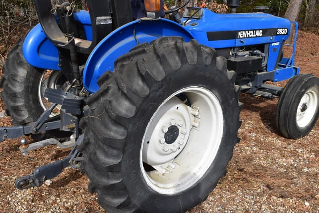 Image of New Holland 3930 equipment image 4