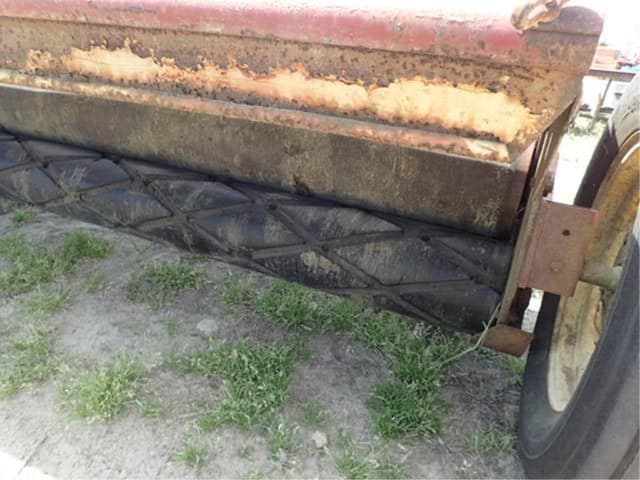 Image of New Holland 404 equipment image 4