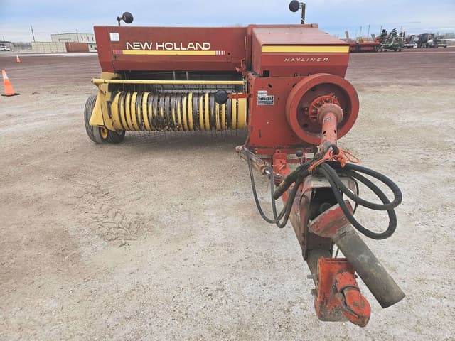 Image of New Holland 426 equipment image 2