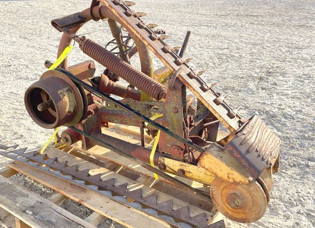 Image of New Holland 450 equipment image 4