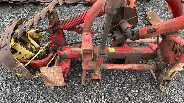 Image of New Holland 451 equipment image 3