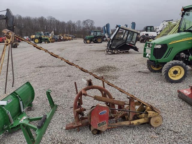 Image of New Holland 451 equipment image 2