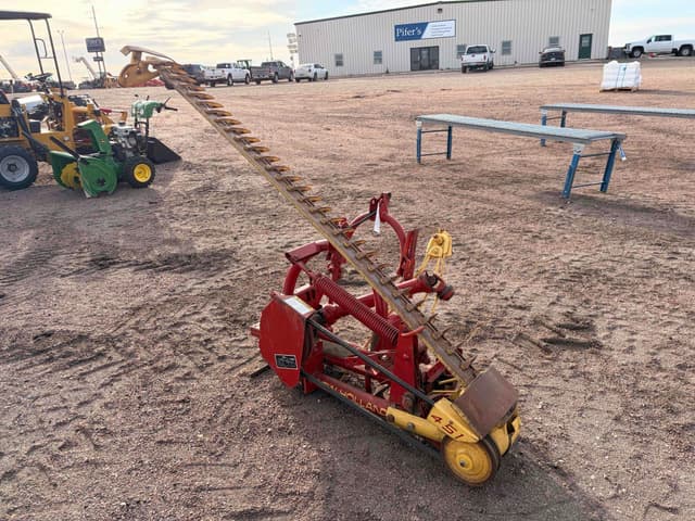 Image of New Holland 451 equipment image 2