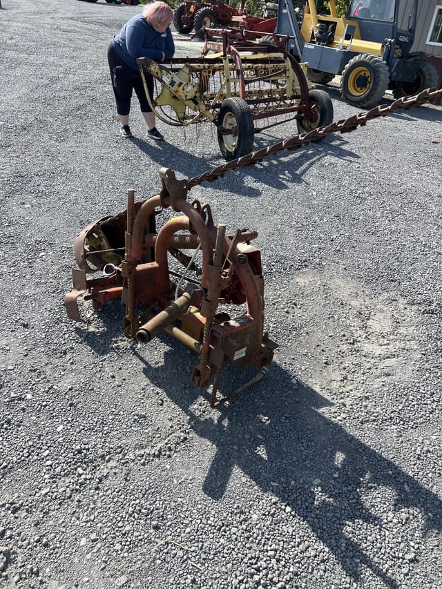 Image of New Holland 451 equipment image 4